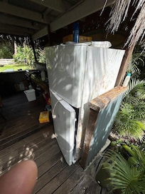 advertised lg fridge not working. Host knew broken day b4 arrival. We could've made alternative dry ice arrangements had we known. 330L fridge provided too small. Host provided a Kings 2 way fridge-2 days to cool, still not lg enough. Meat spoilt