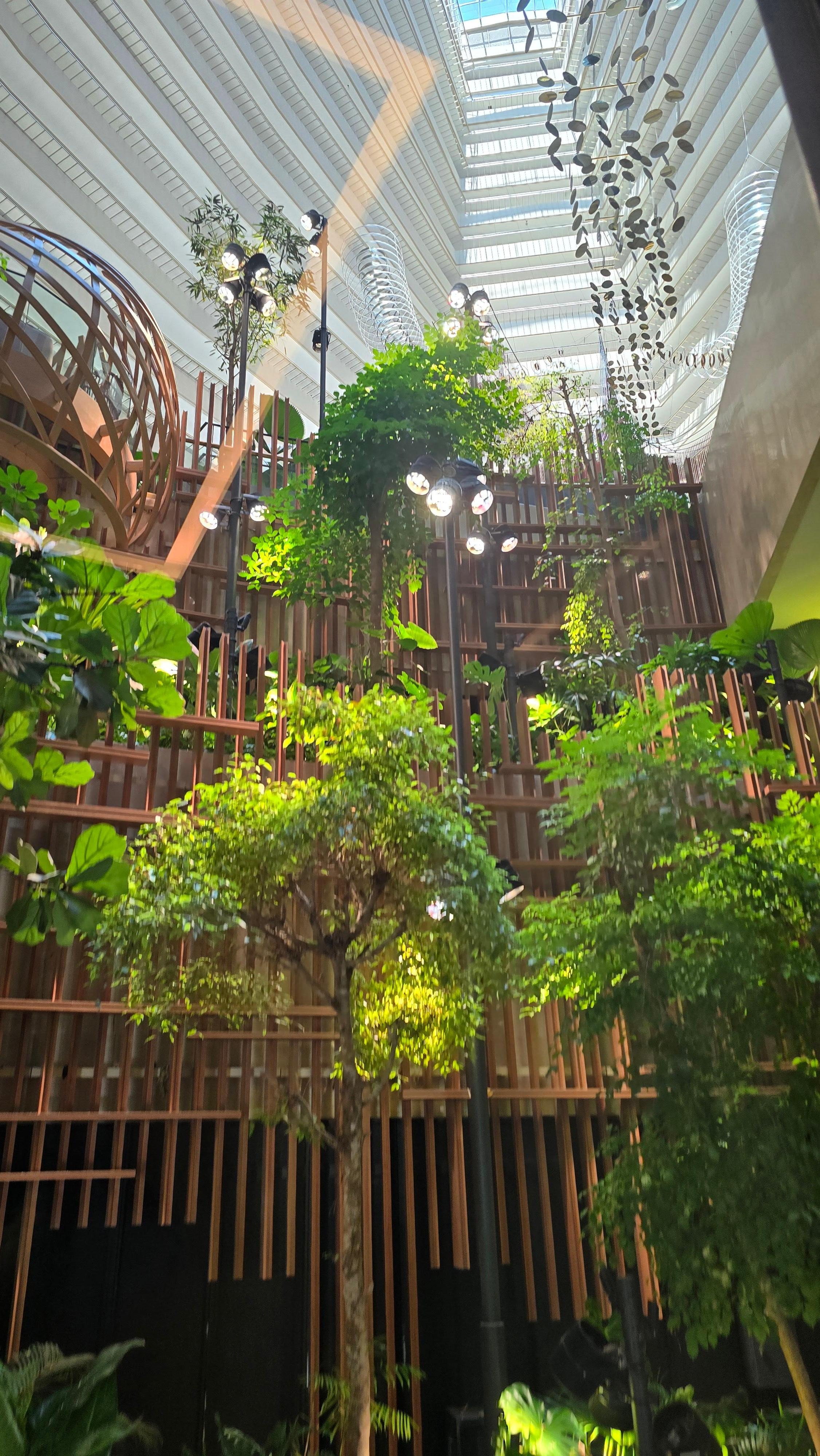 로비에서 바라본 호텔 내부