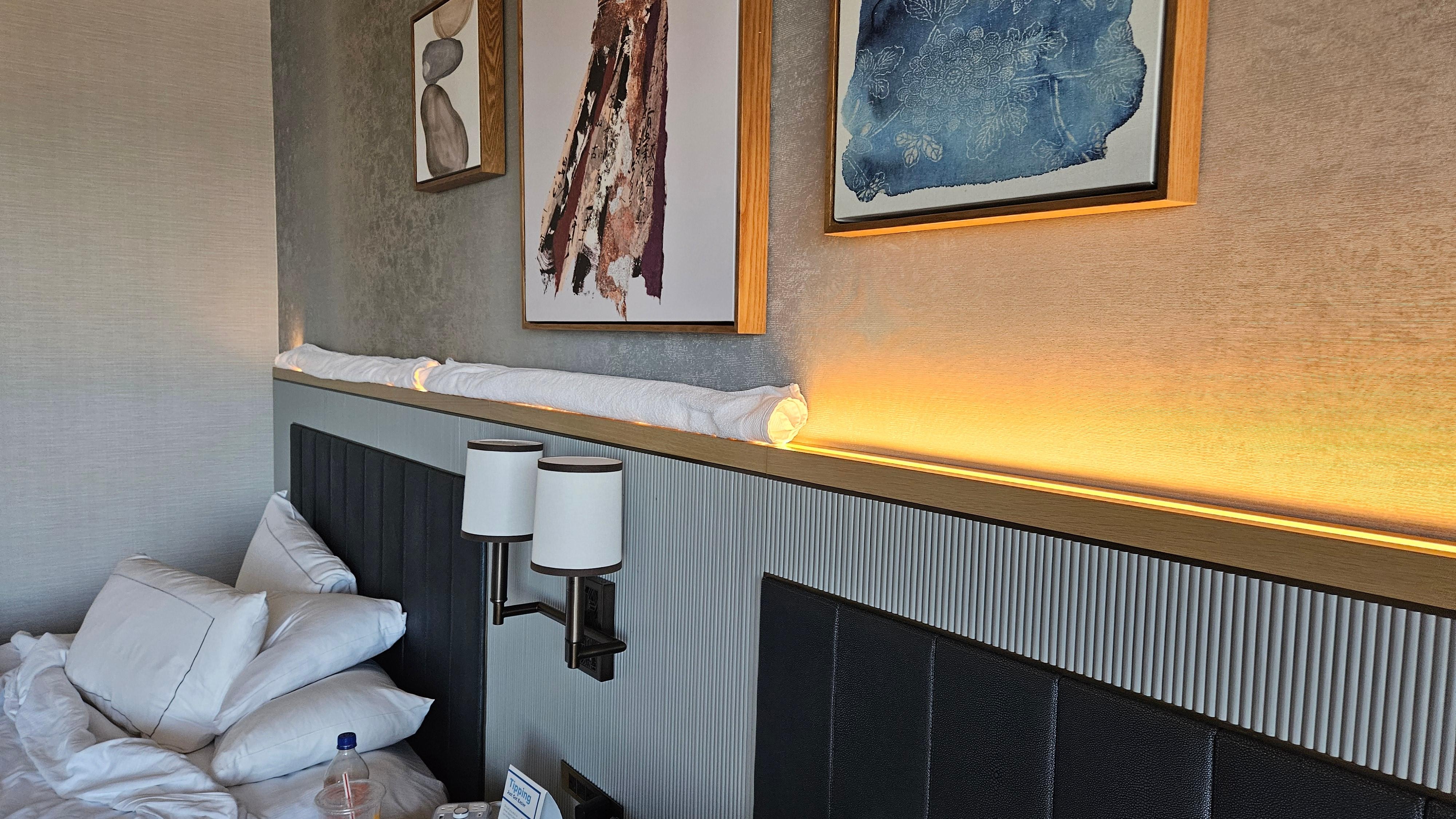 This is the light that was on all night. Since the phone didn't work, couldn't call the front desk. 