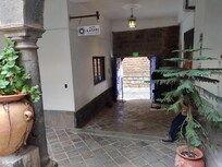 O Starbucks compartilha o mesmo portão do Katari
