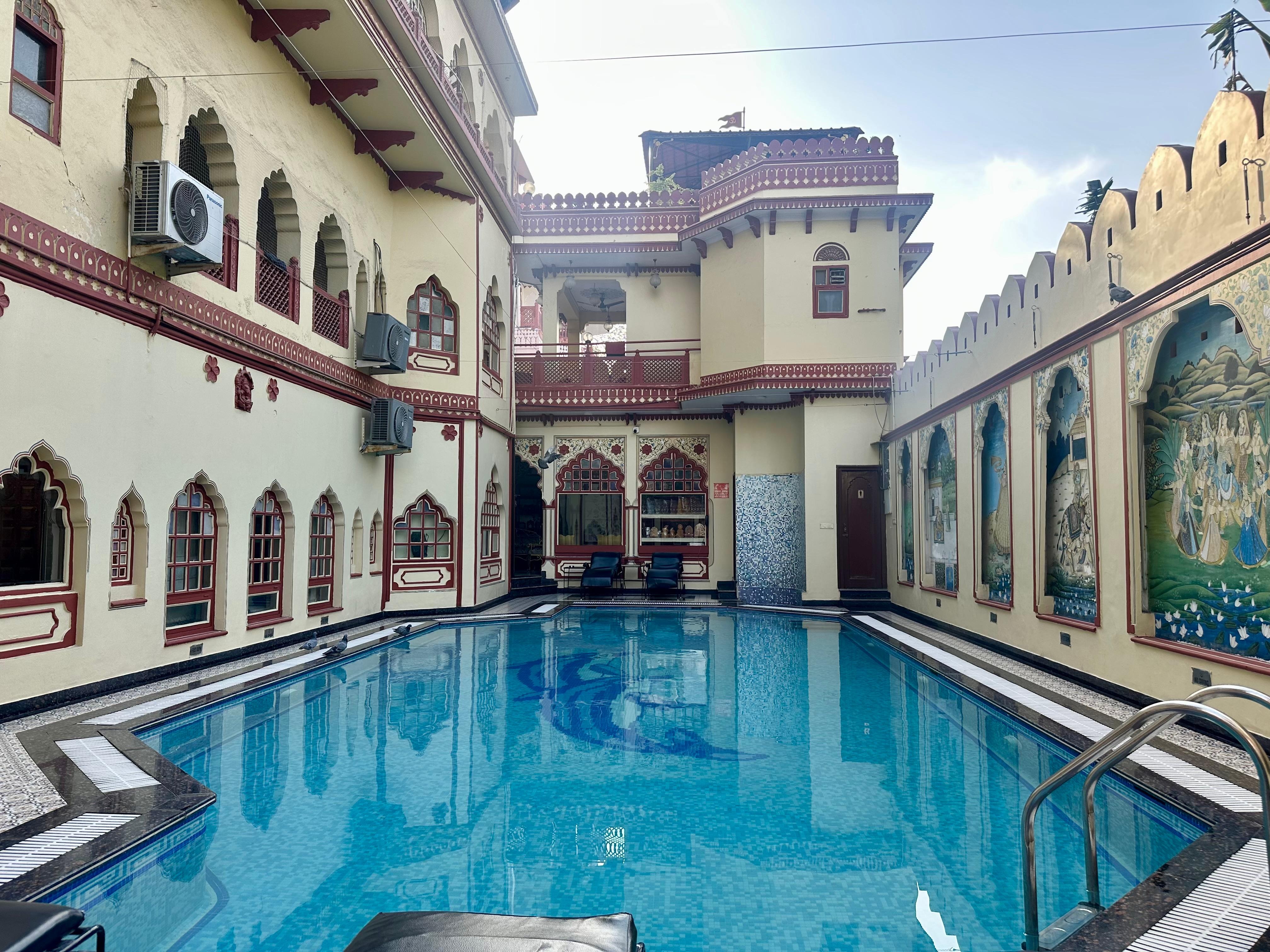 Pool, die 3 Fenster links gehören zu der Suite im EG