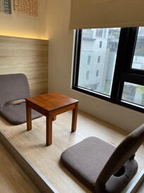 I love this Japanese sitting arrangement