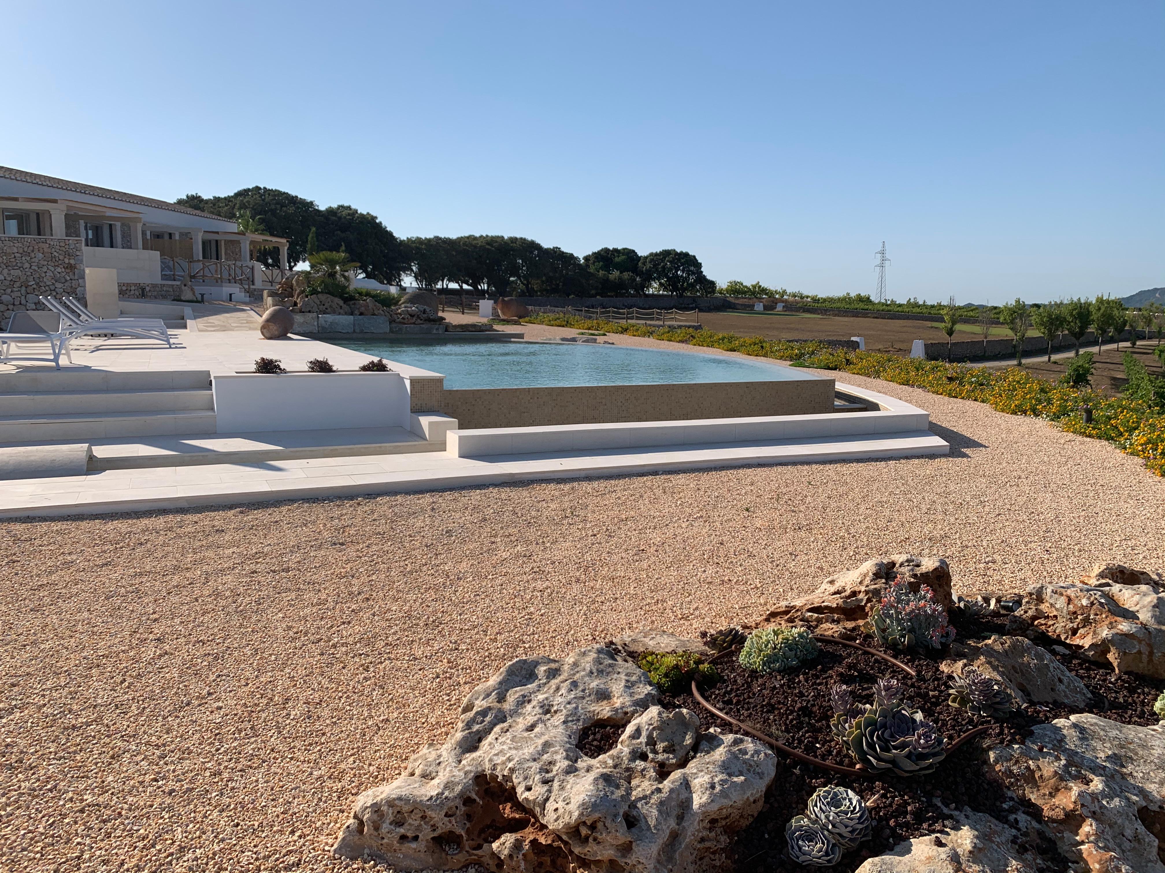 Piscina infinit vistas  al campo