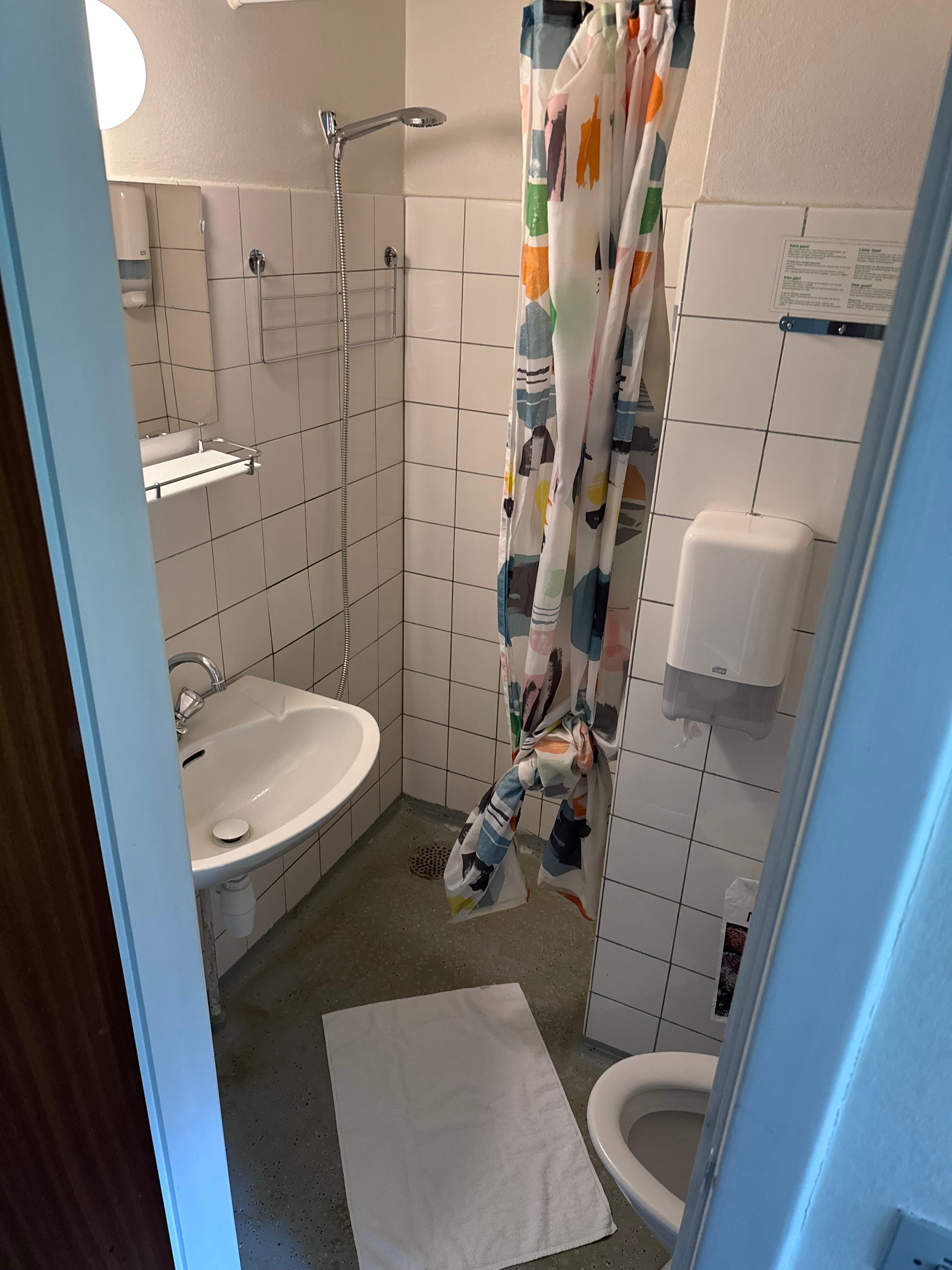 Gammeldags, ekkelt bad med flekker på gulvet mm