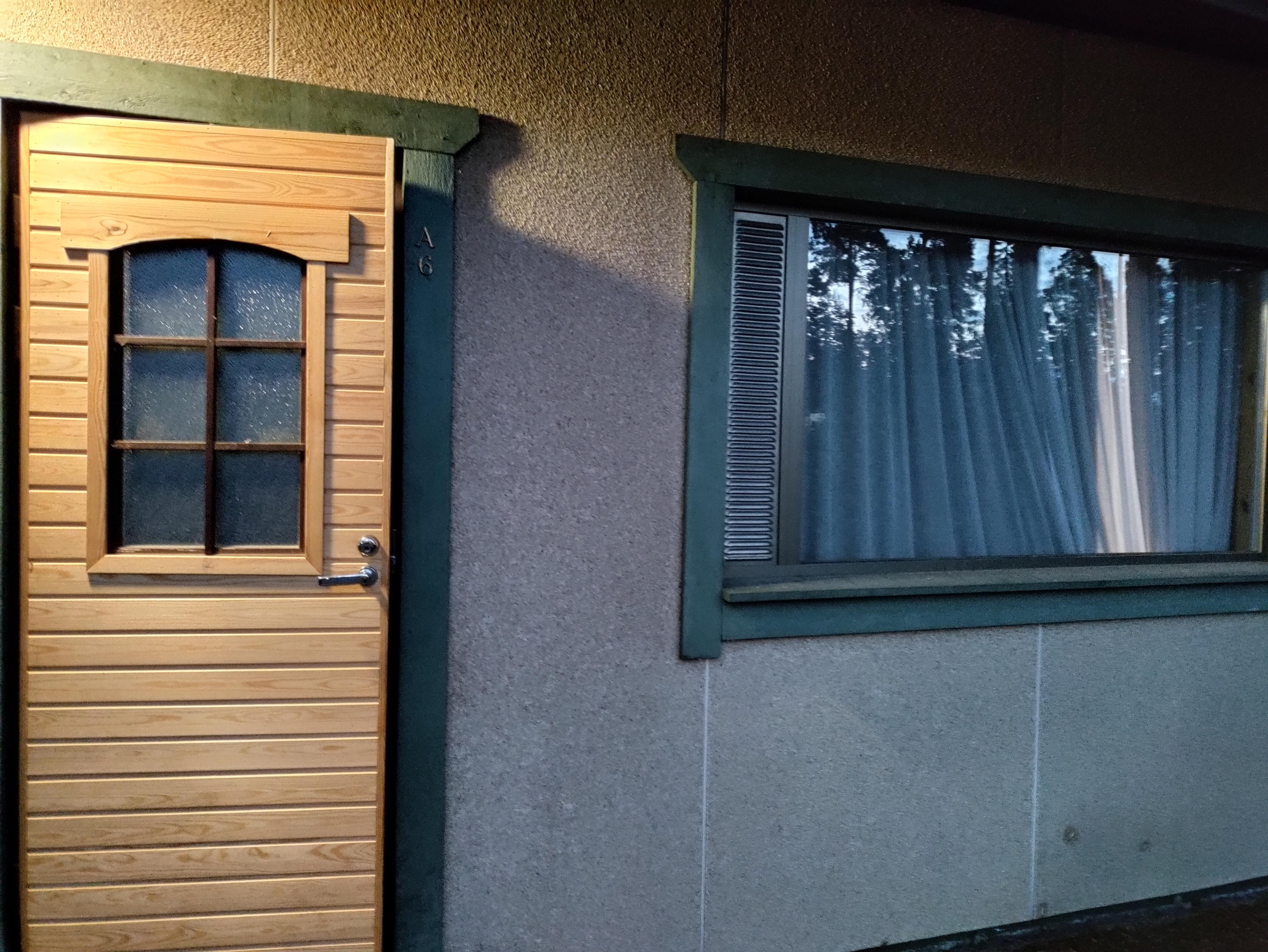 Hotelli huoneen edestä kuva. Perhe huone
