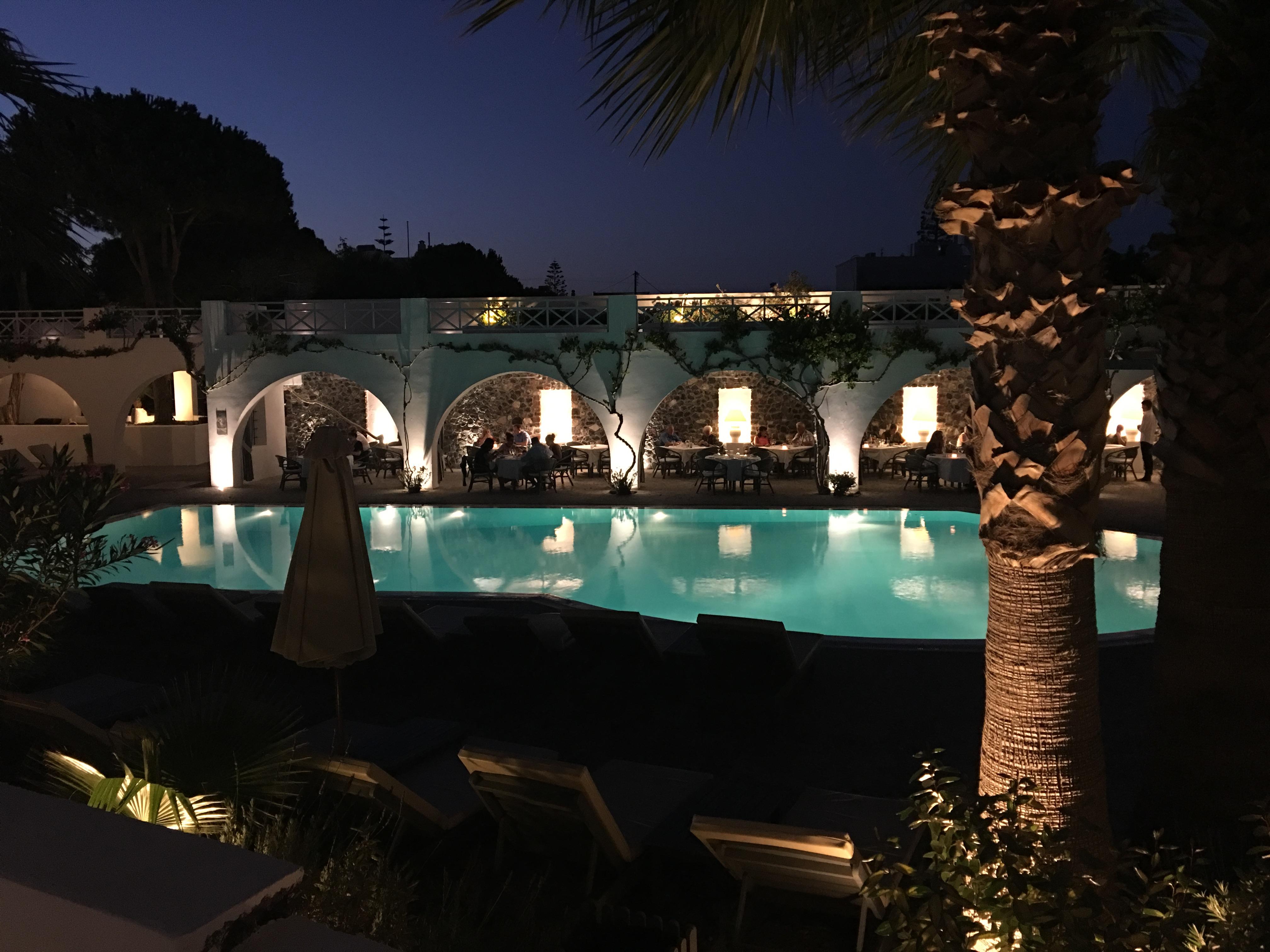 La piscina e sullo sfondo sotto gli archi il ristorante