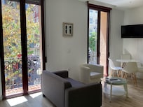 Dos balcones, muy ventilado y tiene A Acond.