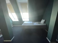 Habitación triple, espacio amplio, aquí esta la cama individual.