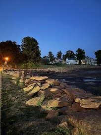 Vu du terrain arrière des maisons de la rue à partir du trottoir de bois