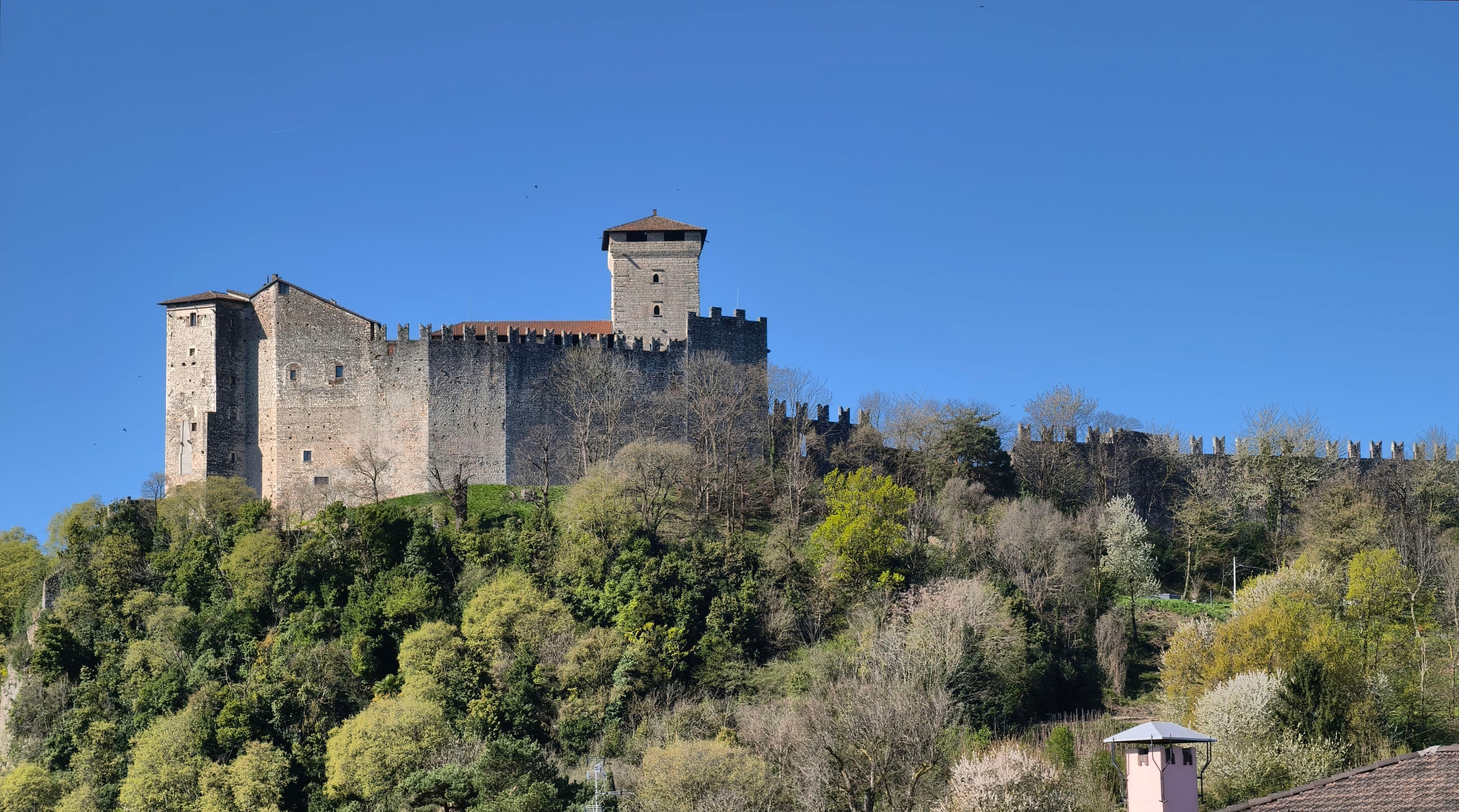 Blick auf die Rocca di Angera vom Schlafzimmer