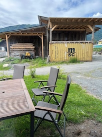 Terrasse auf Rasen mit Aussicht auf Bauhof