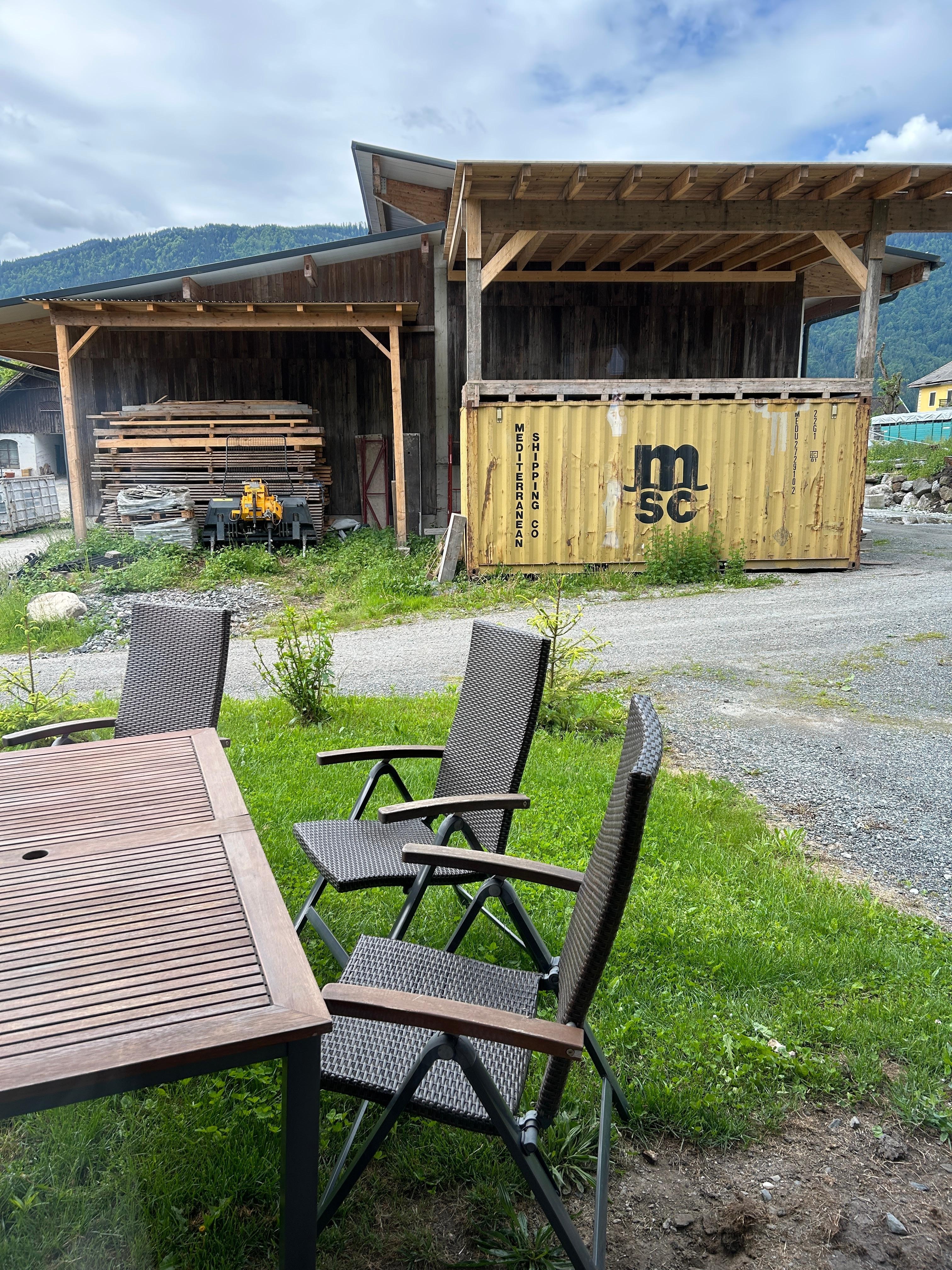 Terrasse auf Rasen mit Aussicht auf Bauhof