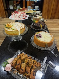 Bolos maravilhosos no café da manhã.