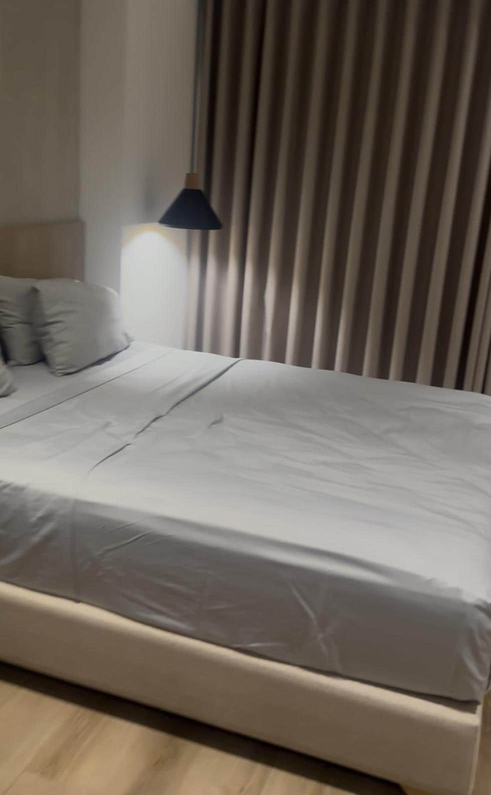 La cama cómoda para 2 personas. Junto a un sofá cama donde puede dormir una tercera persona.