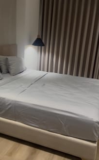 La cama cómoda para 2 personas. Junto a un sofá cama donde puede dormir una tercera persona.