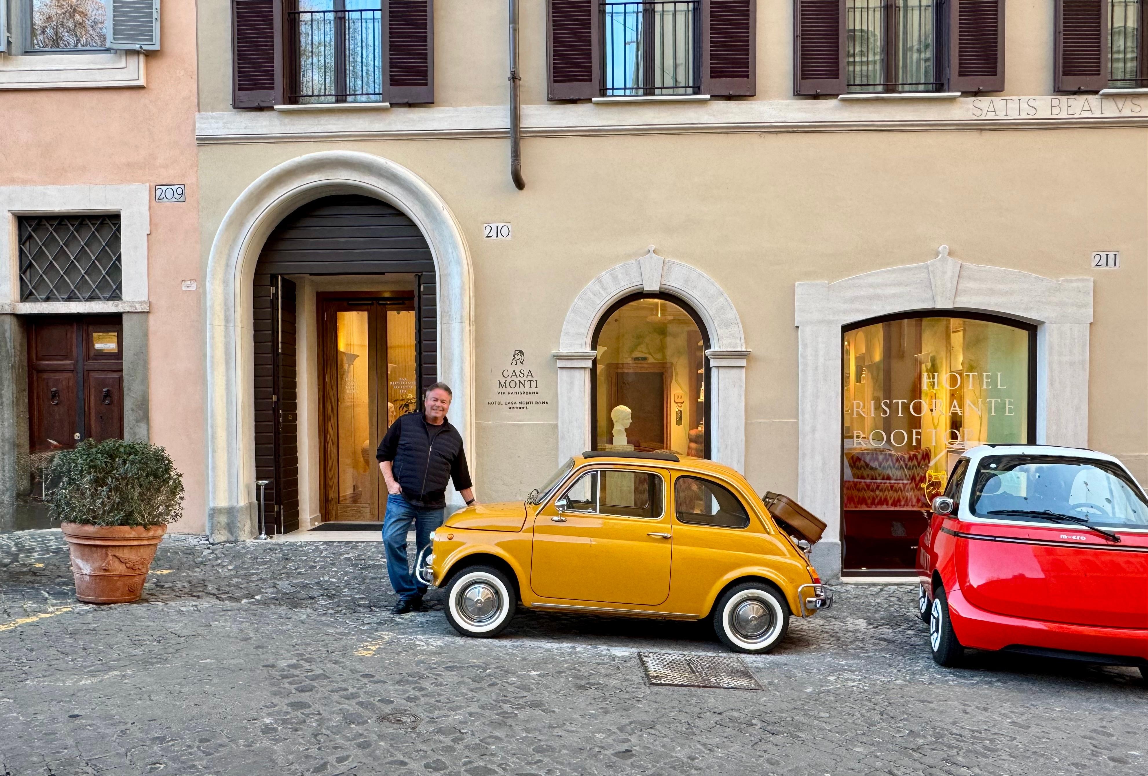 We could always find our hotel thanks to the yellow car.