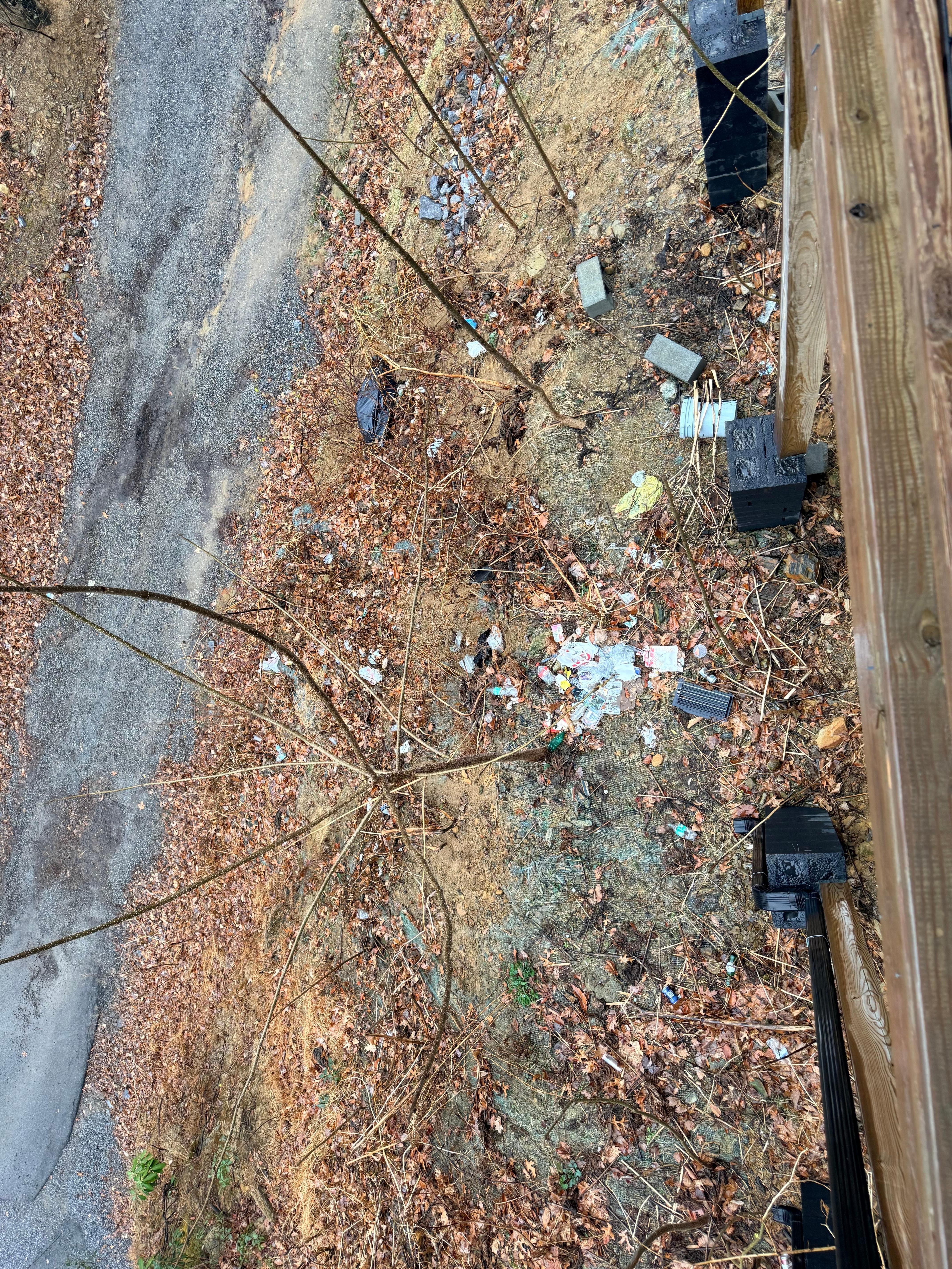 Trash every where right under the deck when we checked in! No cleaning crew would have left it this way.