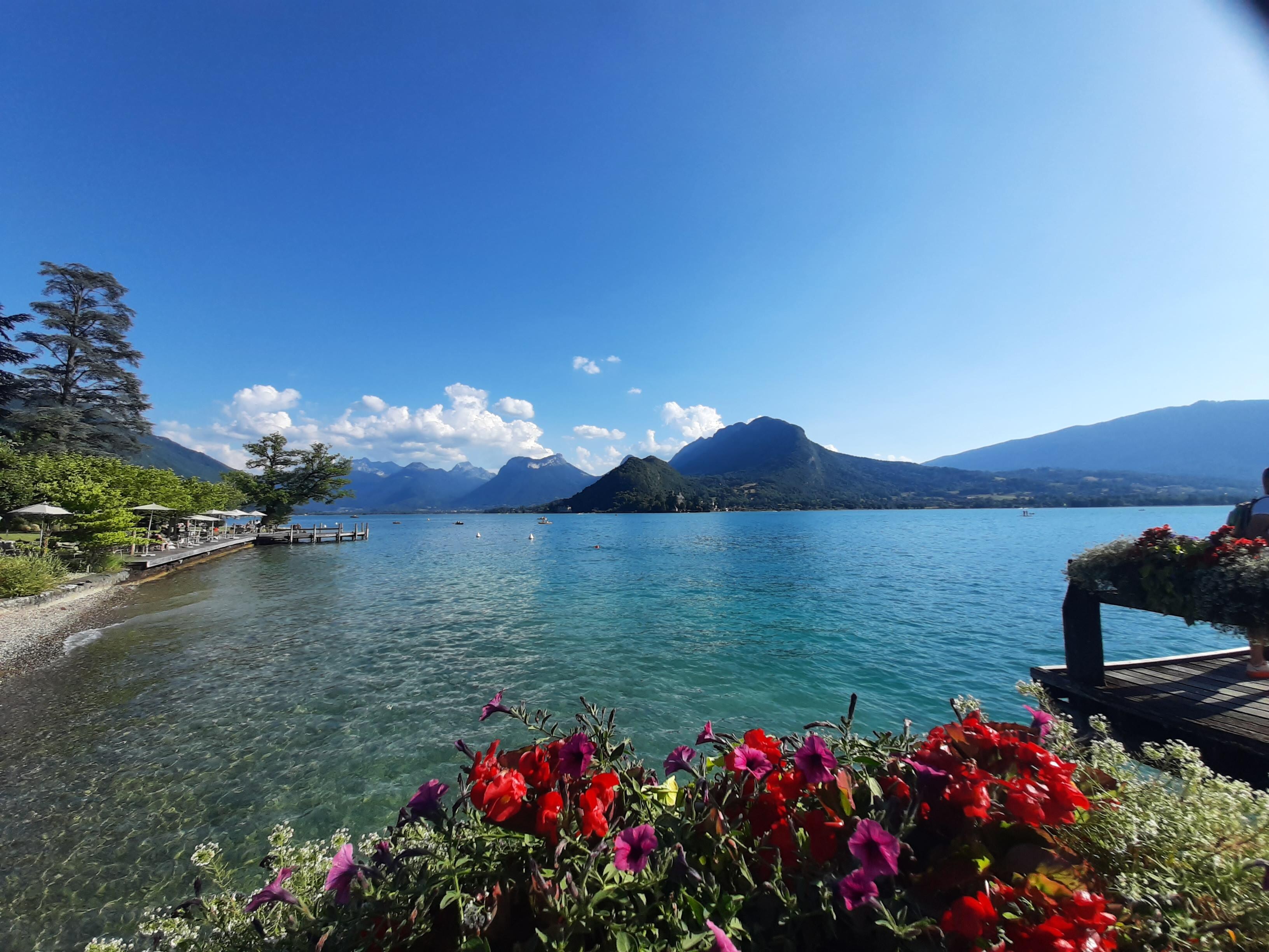Der glasklare See, an dem es viele schöne Badestellen gibt.