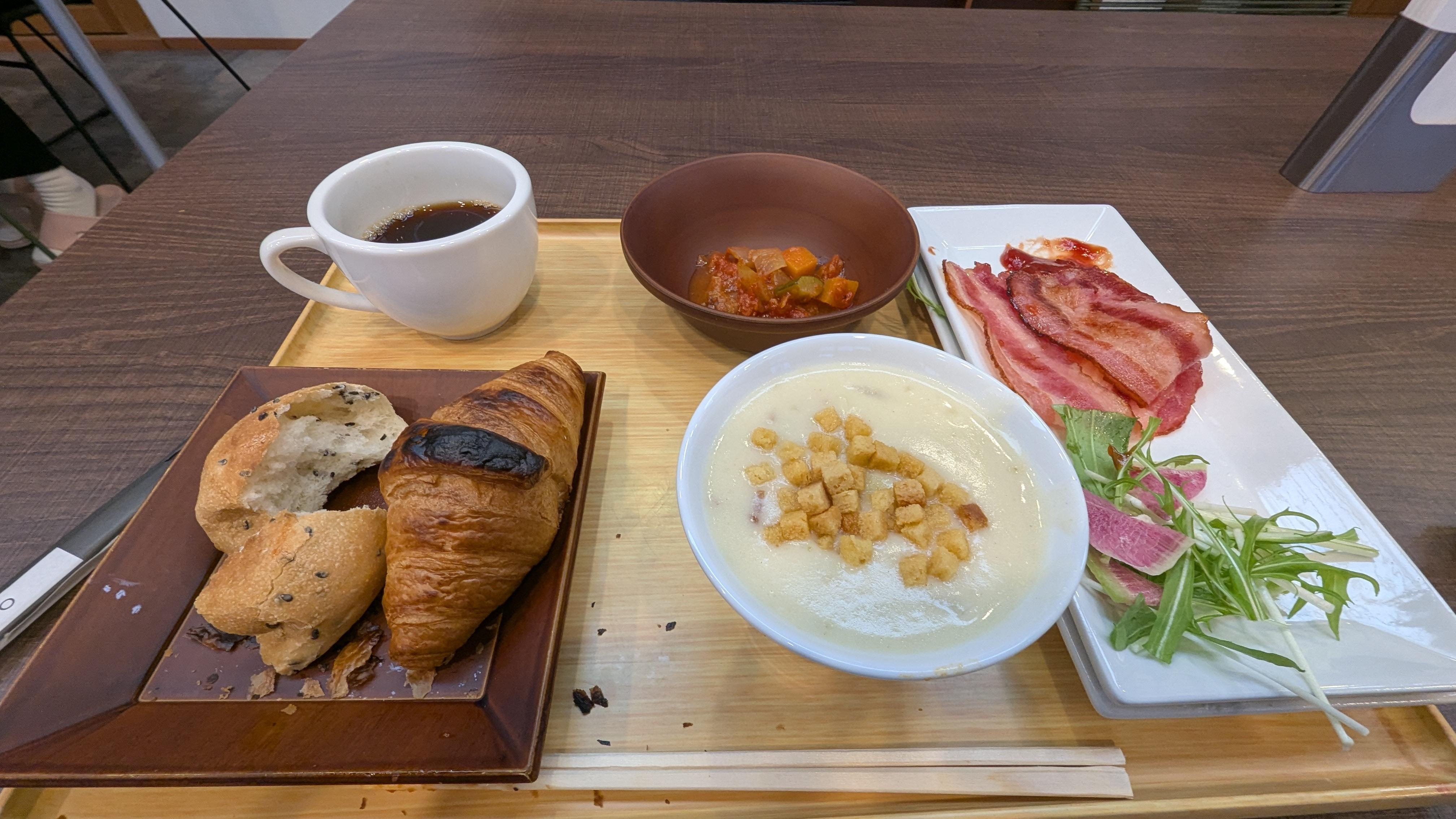 朝食のクラムチャウダークロワッサン、
カリカリベーコン