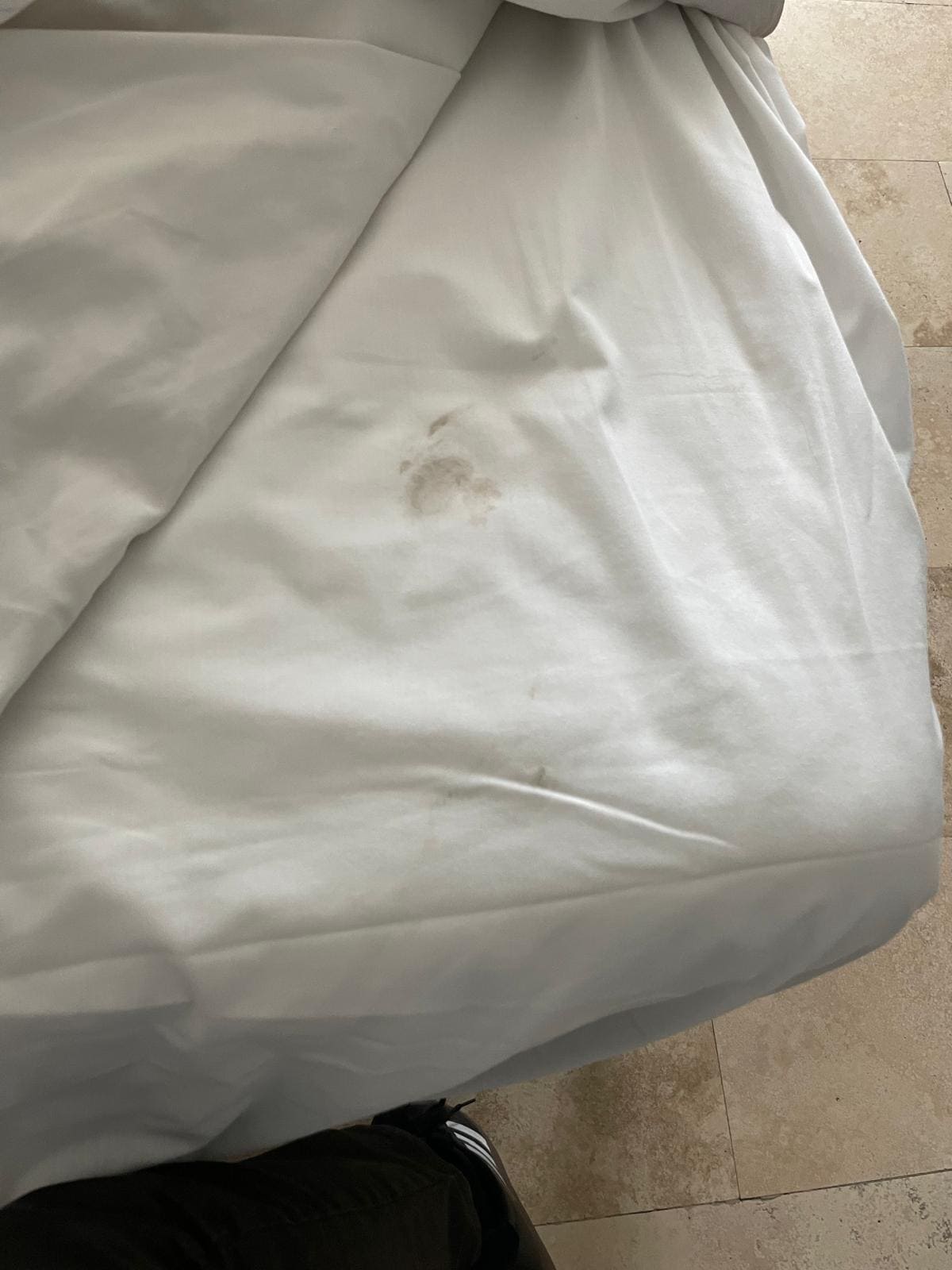 Se reportó que la cama estaba sucia y quedaron en ir a cambiar y no lo hicieron 