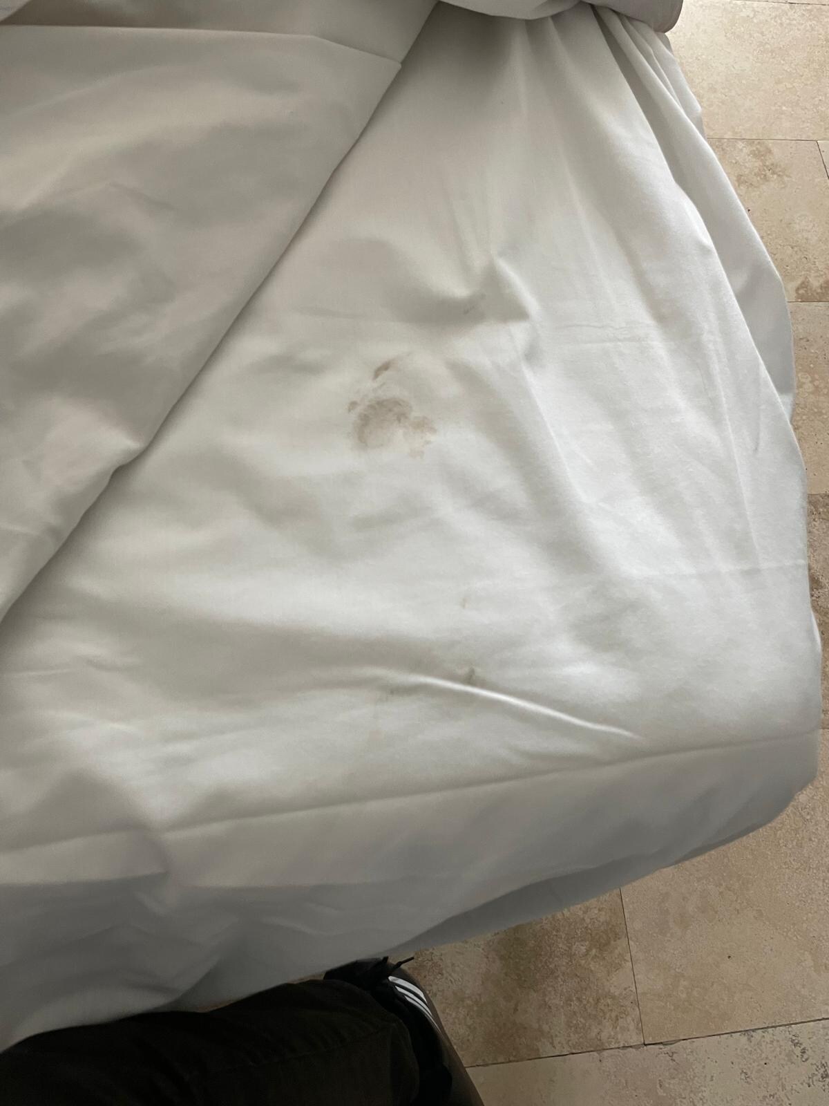 Se reportó que la cama estaba sucia y quedaron en ir a cambiar y no lo hicieron 