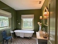 Amazing large clawfoot bath