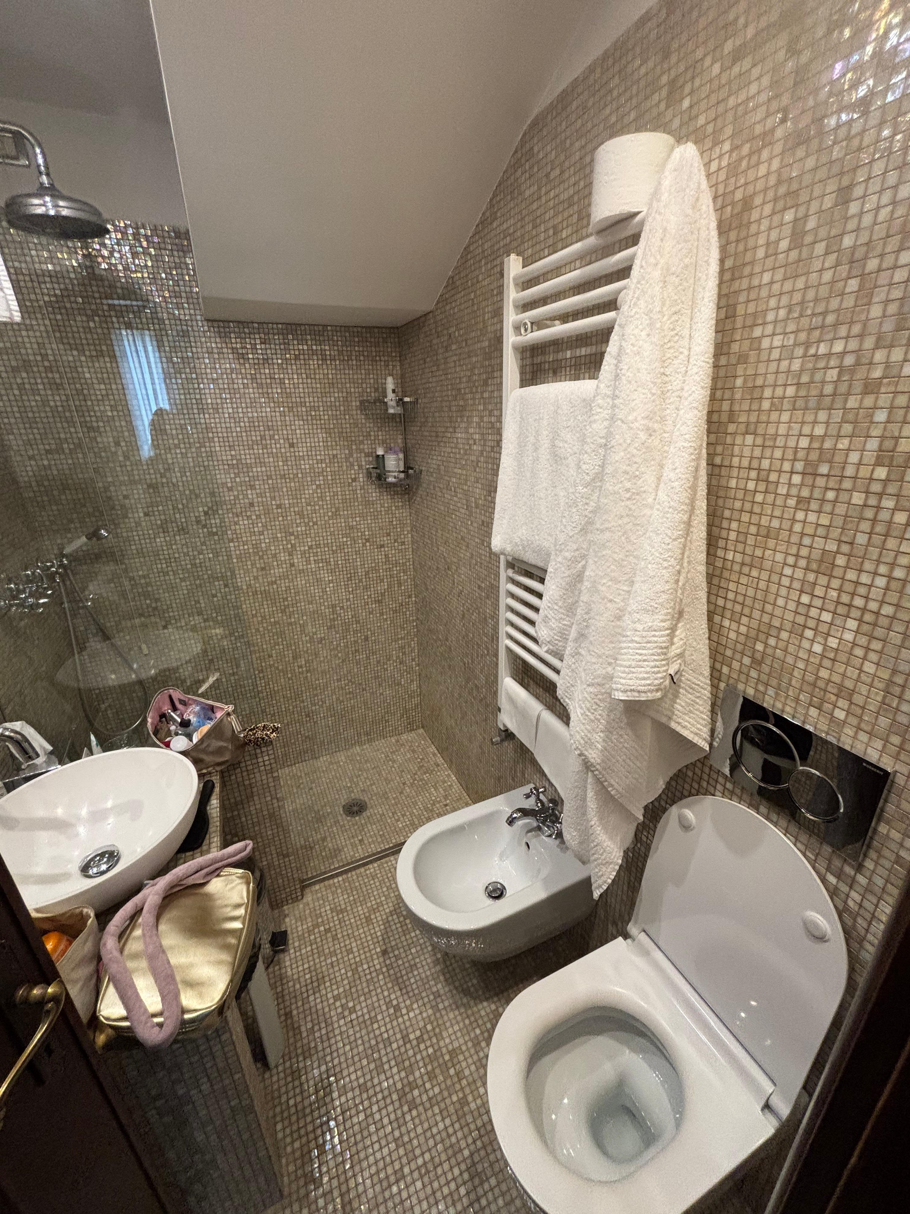 Sehr kleines Bad,alles da aber auf sehr engem Raum!