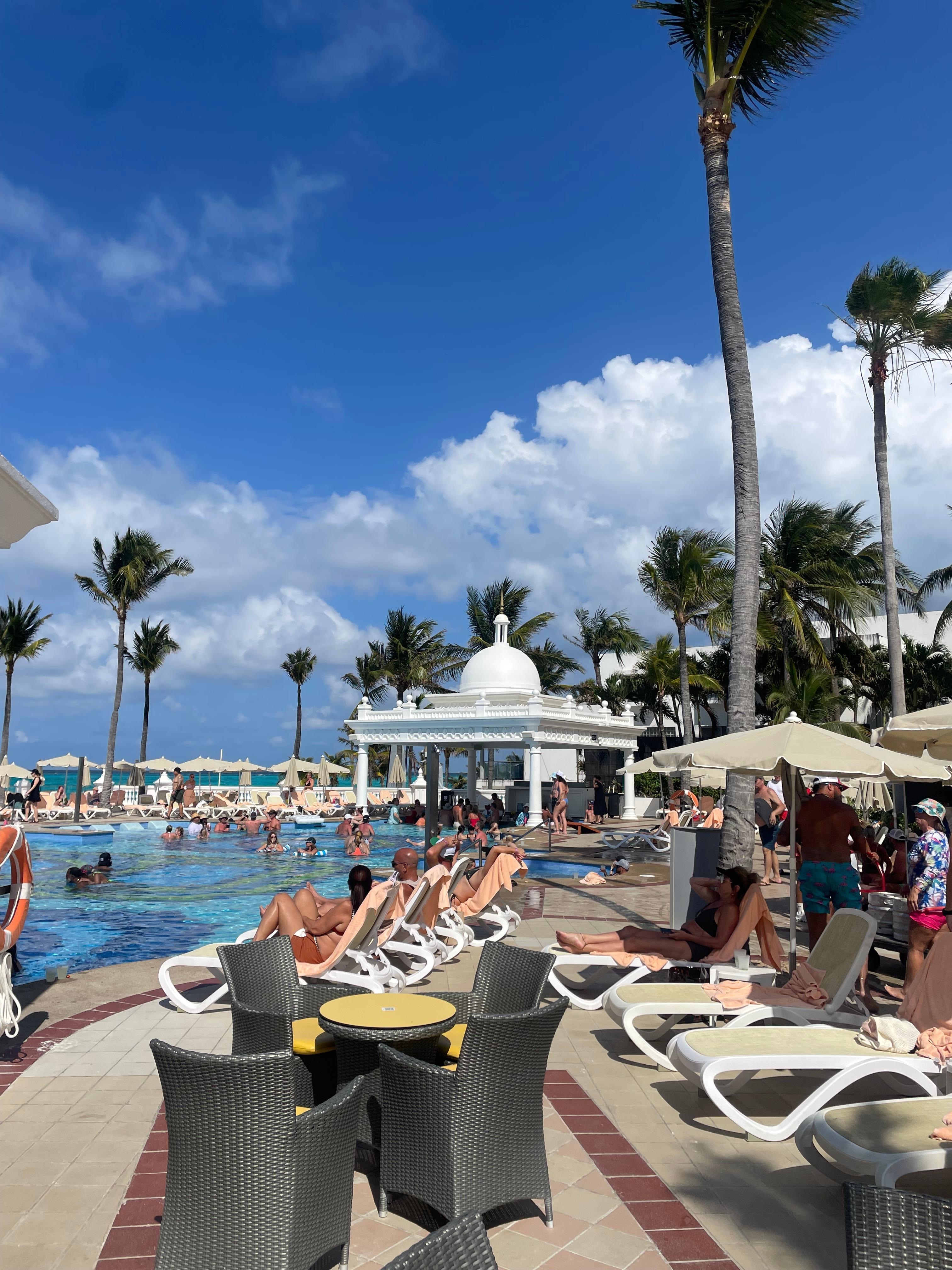 Pool bar