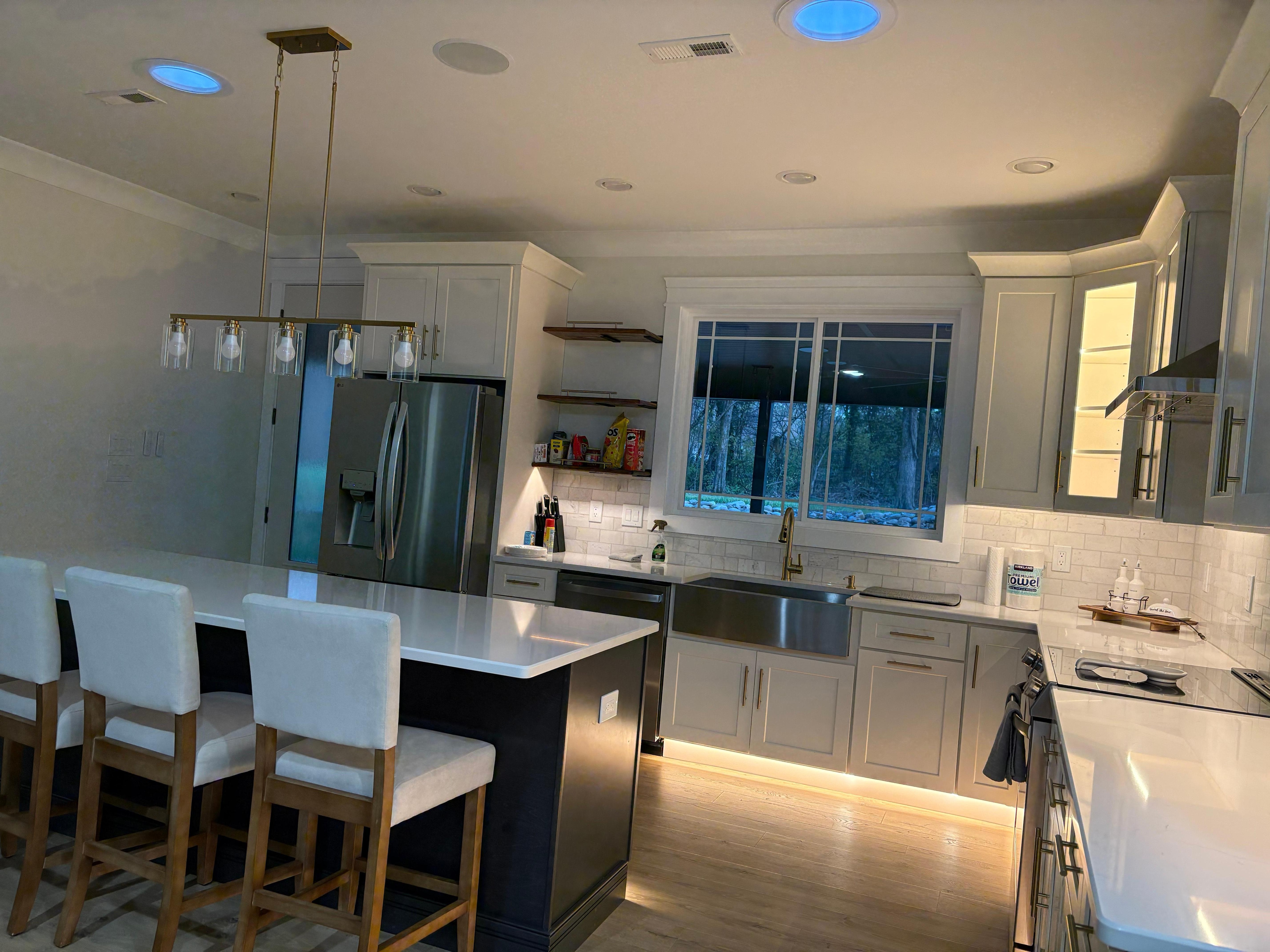 Kitchen and great breakfast bar!