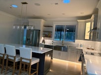 Kitchen and great breakfast bar!