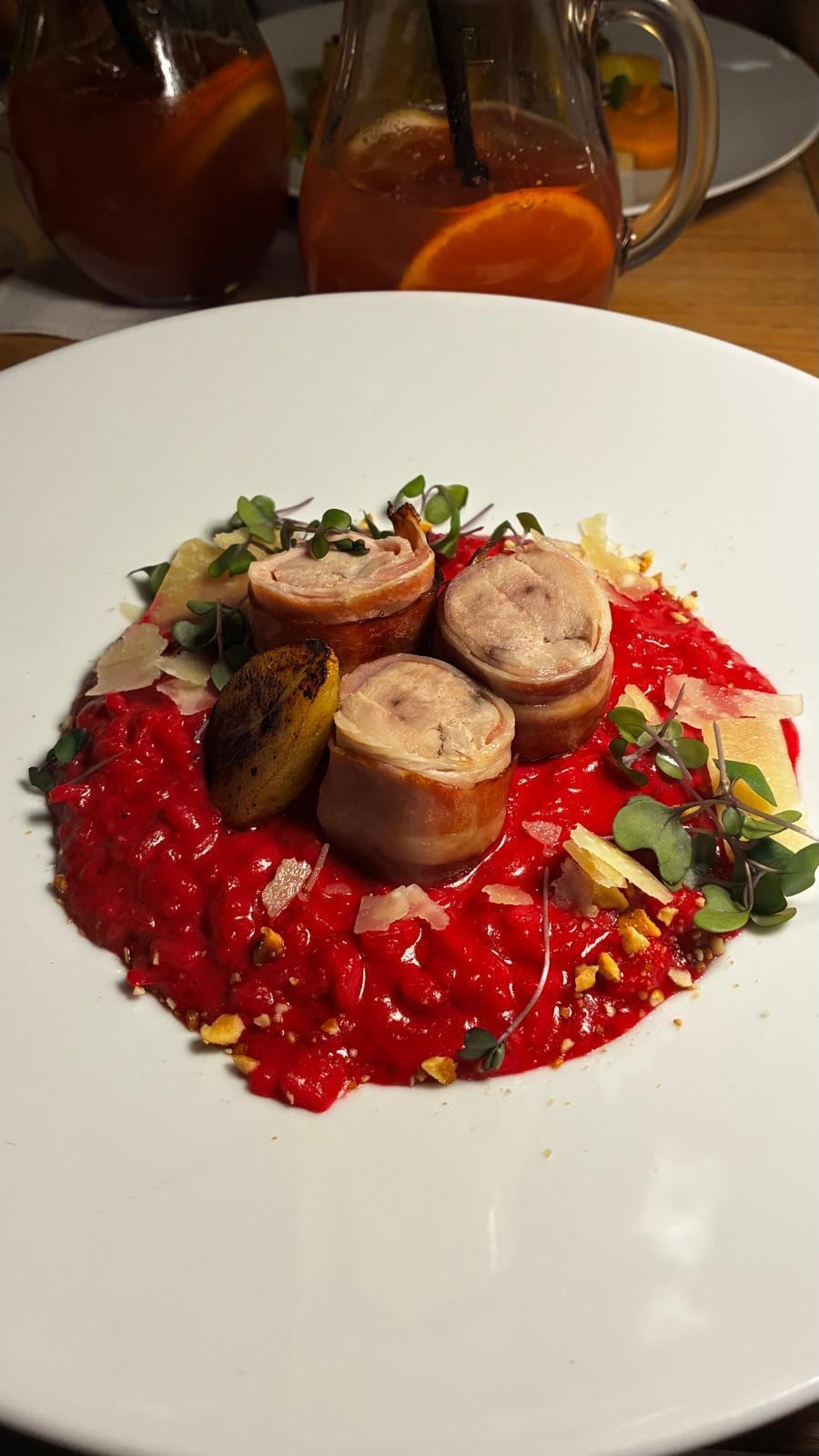 Risonho de beterraba com faisão enrolado em bacon