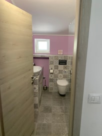 Kinderzimmer mit zwei Betten und großem Kleiderschrank mit Blick zum Carport