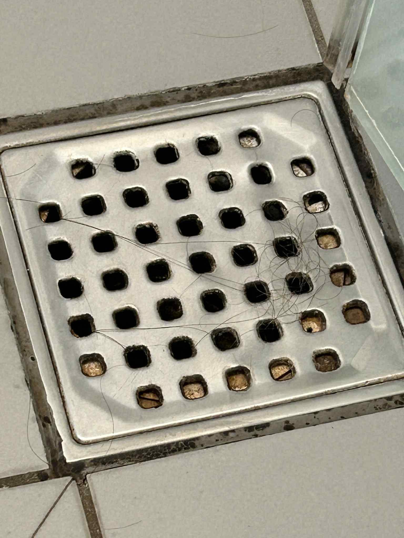 Hård i afløb efter daglig rengøring 
