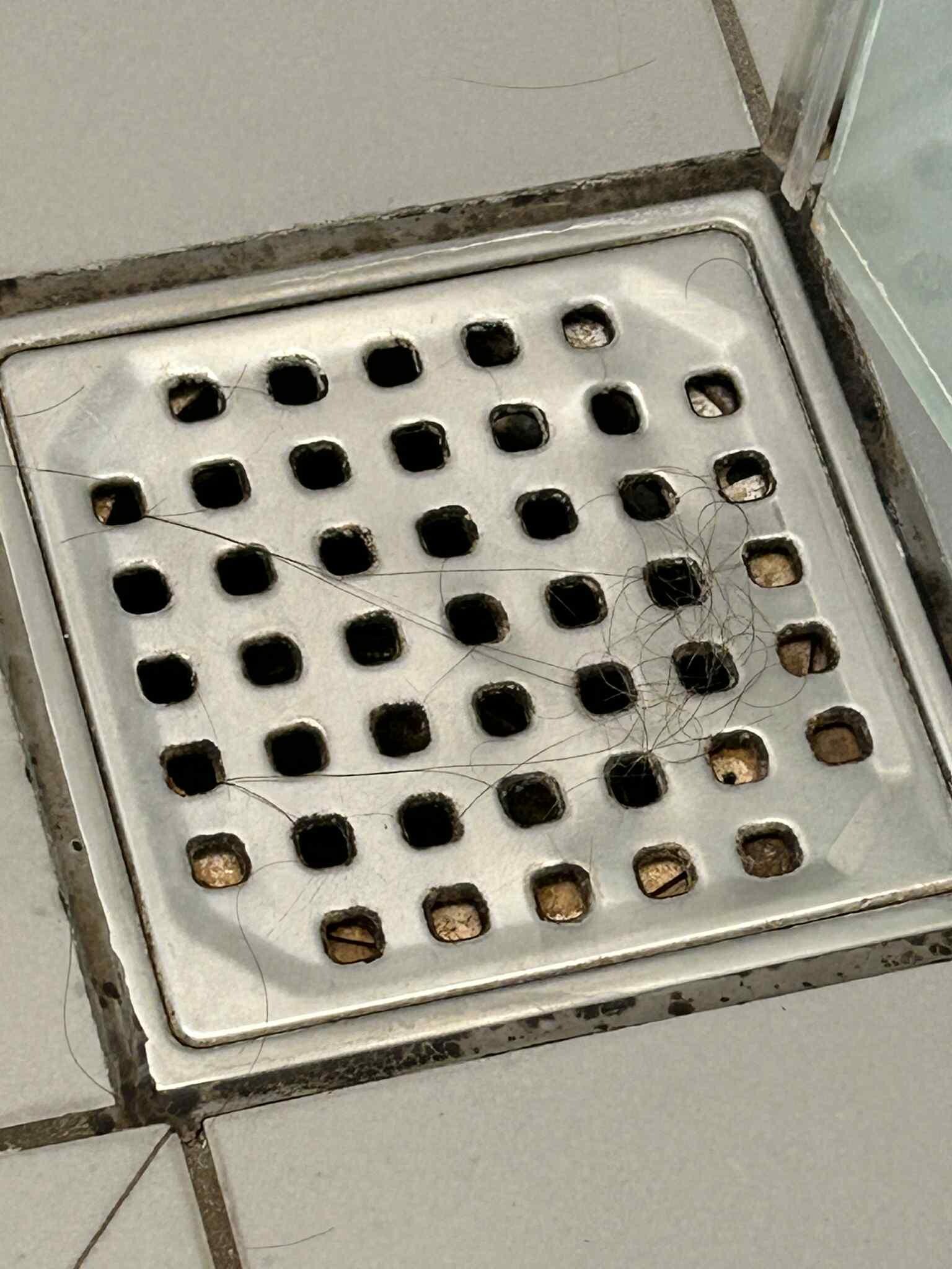 Hård i afløb efter daglig rengøring 