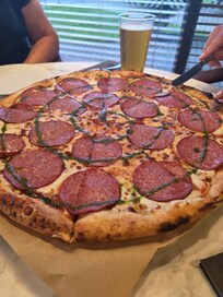 Monsterpizza Salami (42cm)-reicht für 3 Personen.Sehr gute Cocktails für 8,50€.Bier für 7,-€ teuer.