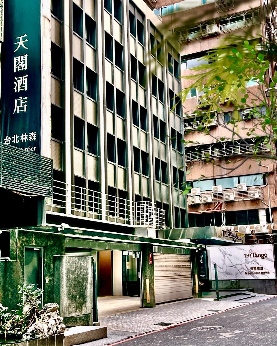離巷口幾步路即到達酒店⋯