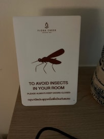 Til trods for denne advarsel om myg, stod døren til vores halvtam åben efter endt rengøring, da vi kom tilbage fra en udflugt