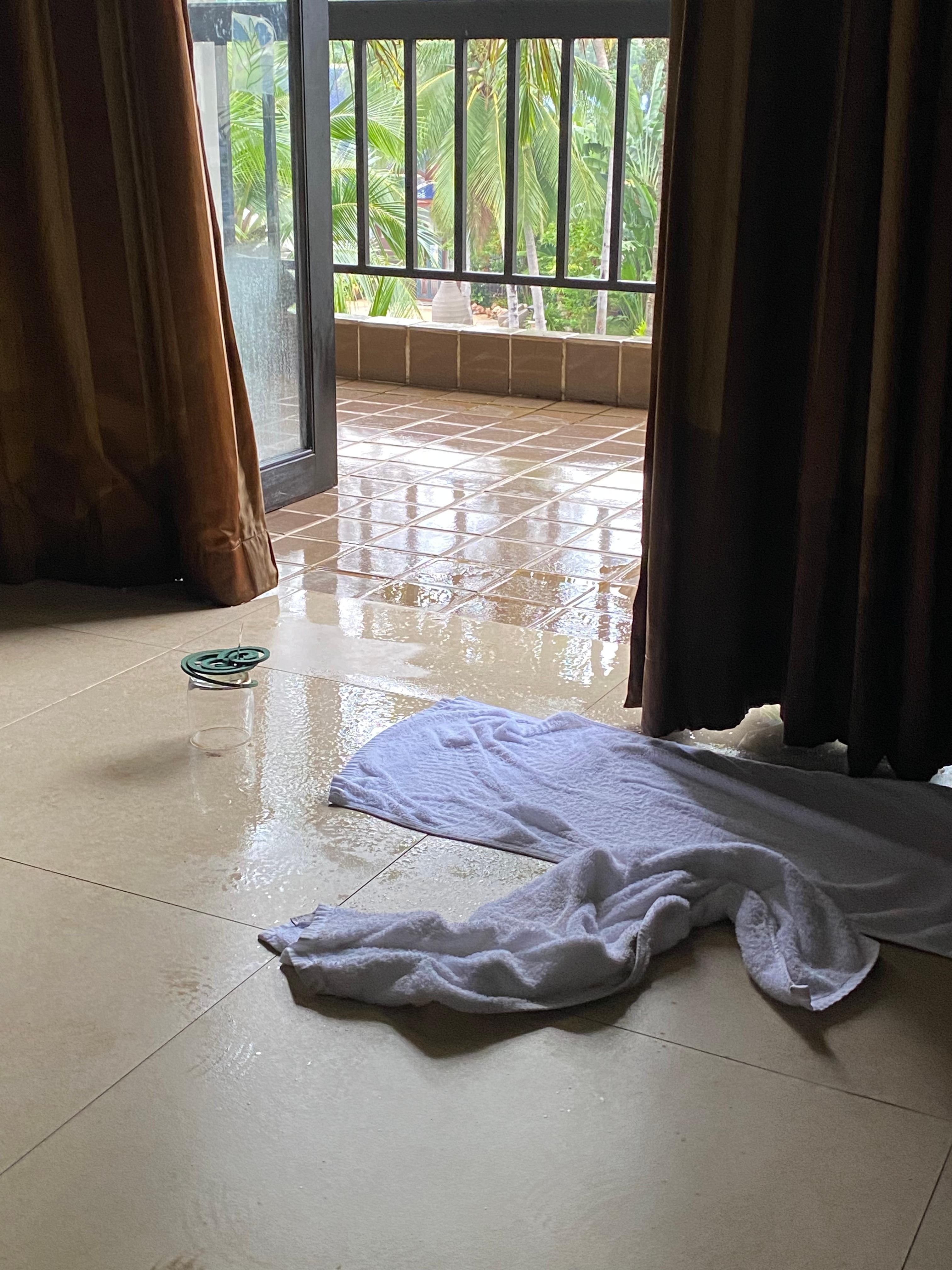 漏水漏到成地濕晒