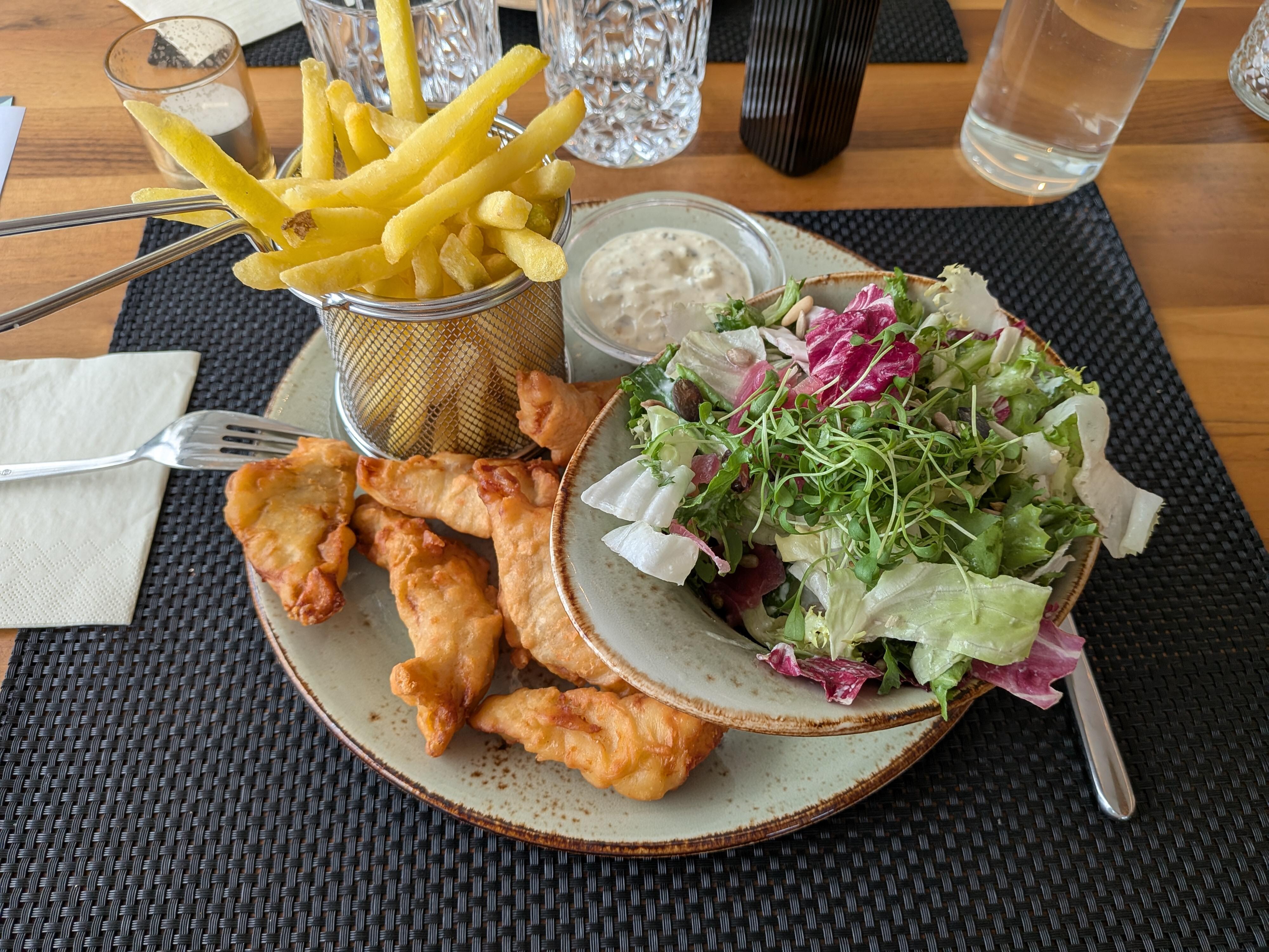 Fish and chips på tyska. Gös var fisken.