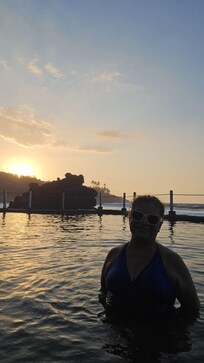 Enjoying the sunset in one of.the pools and algo watching the waves filling the pool with fresh sea water