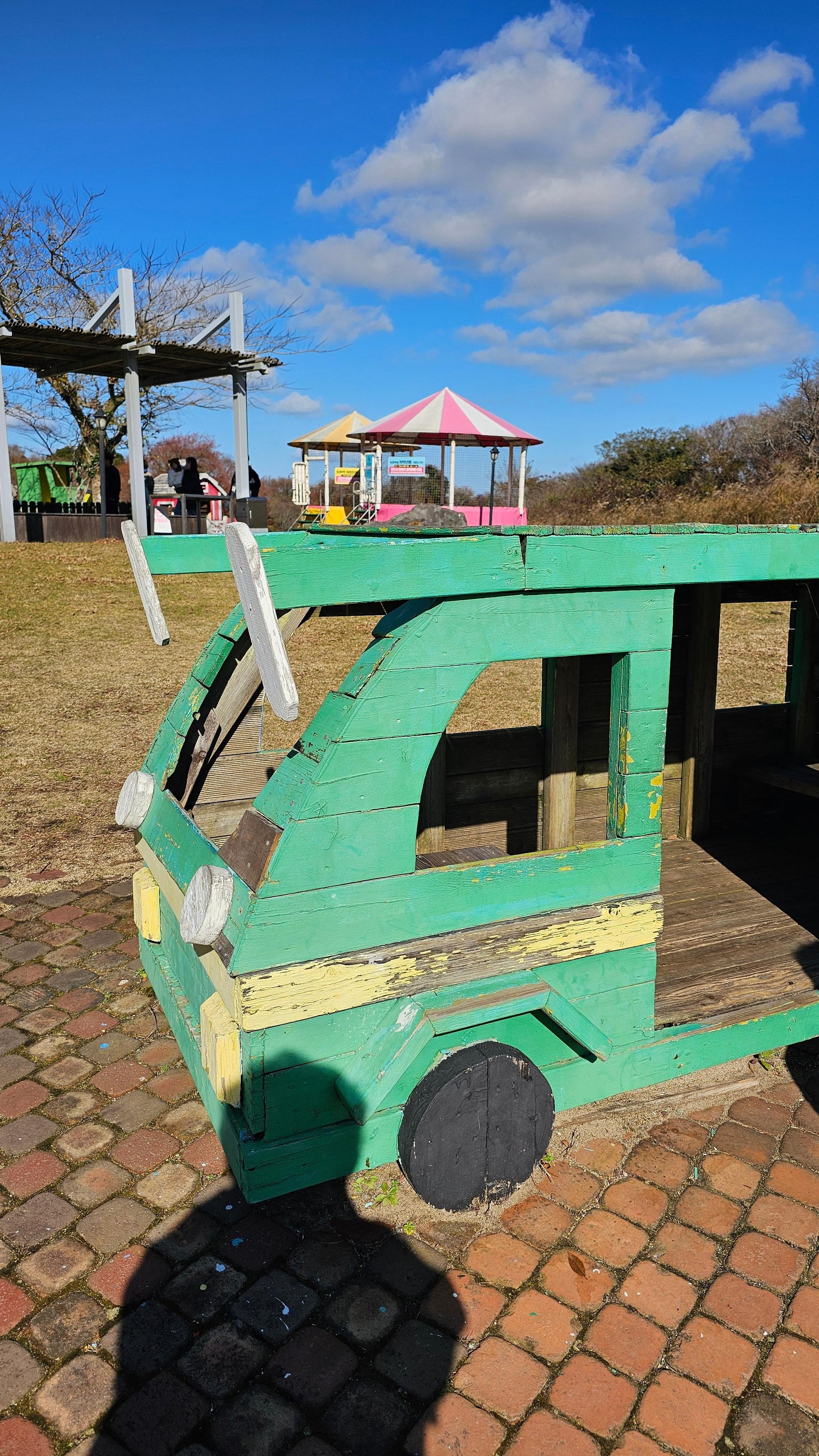 페인트 다 벗겨져 만질 수도 없어요.