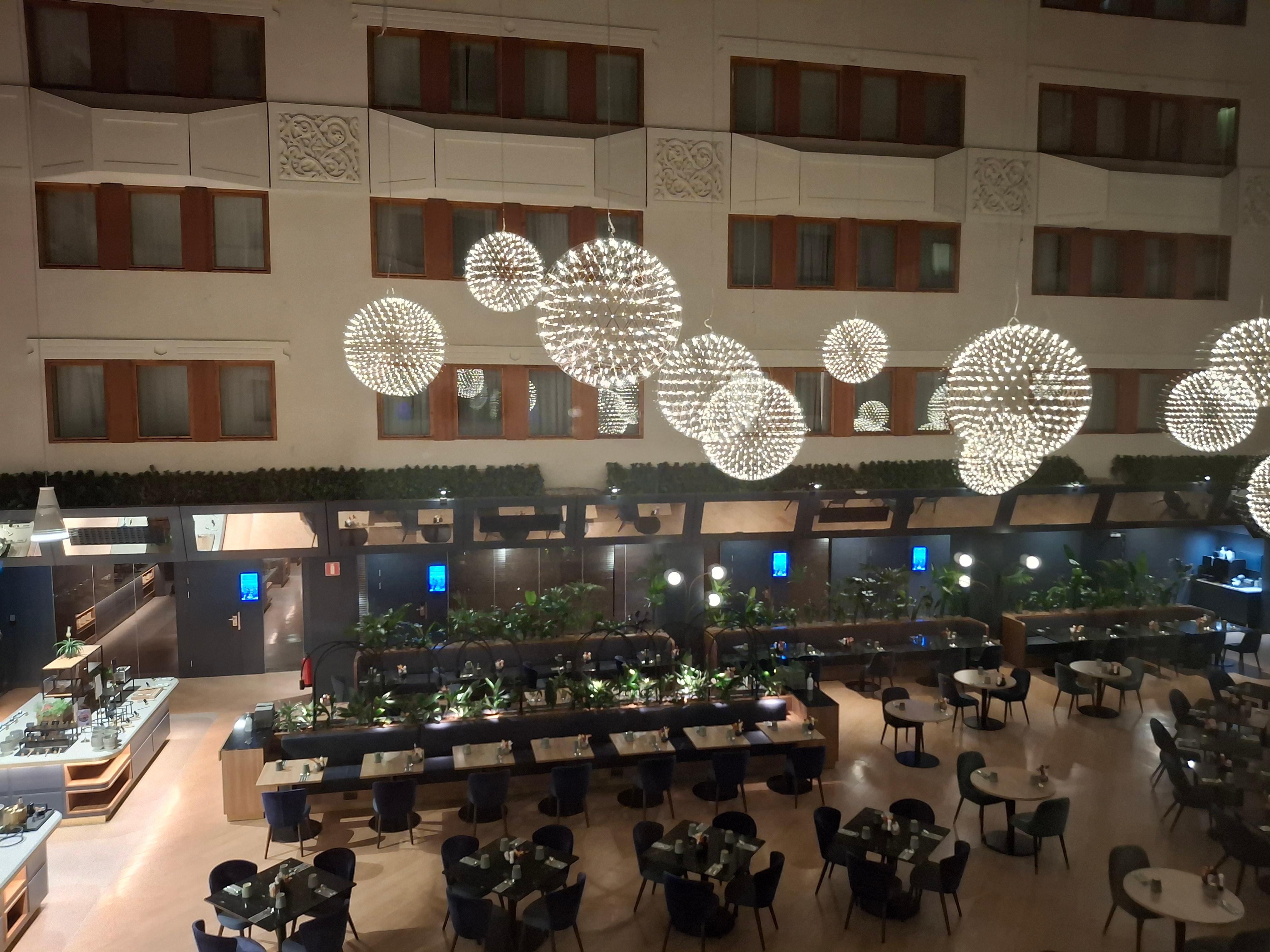 Utsikten ner mot frukostmatsalen från mitt fönster, på kvällen.