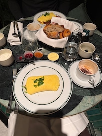 Hotellfrukost