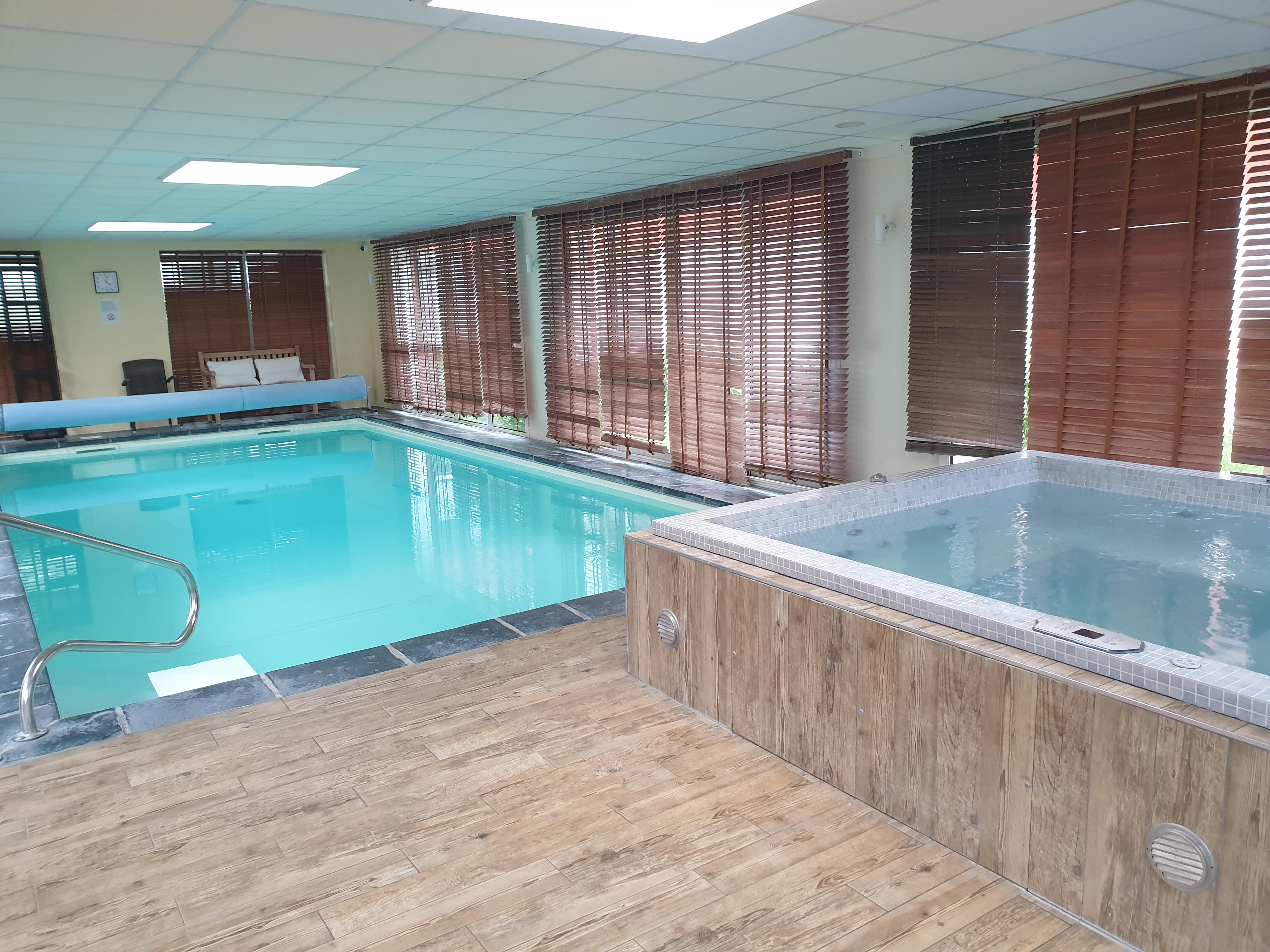 Espace détente : jacuzzi , piscine et sauna 