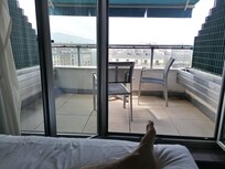 Chambre avec vue sur les toits de Genève.