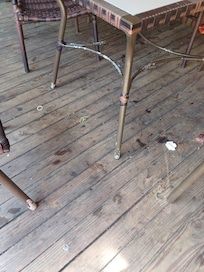 Muita sujeira nas áreas comuns da piscina.