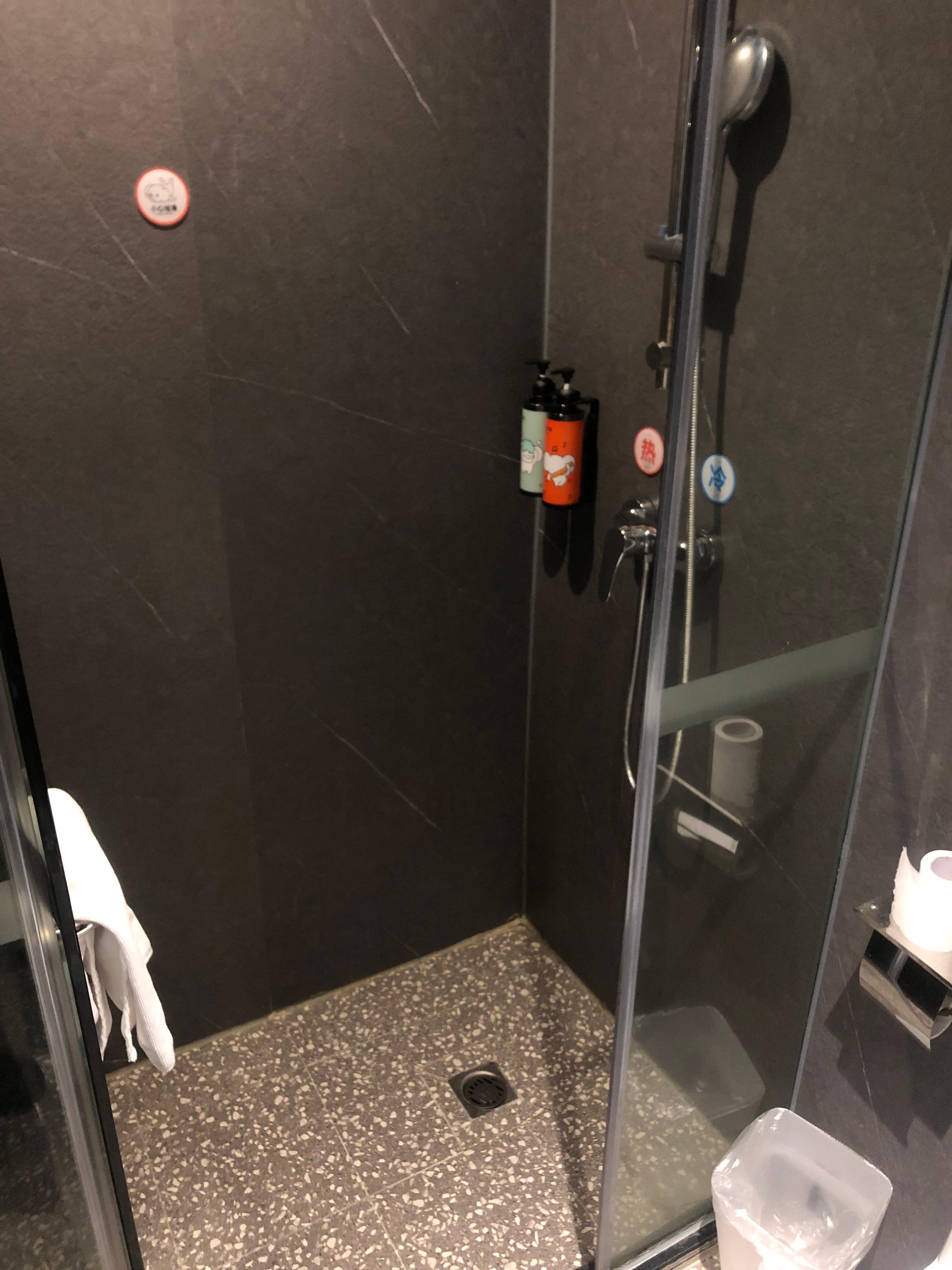 浴室沒有晾衣繩、冷熱水很難控制、熱太燙、冷太冷⋯要等很久才有溫水