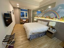 除了化妝檯,還有兩張椅子可以坐,我喜歡