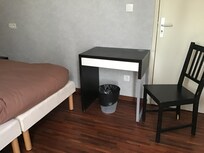 Schreibtisch steht ungünstig und behindert den Zugang zum Bett