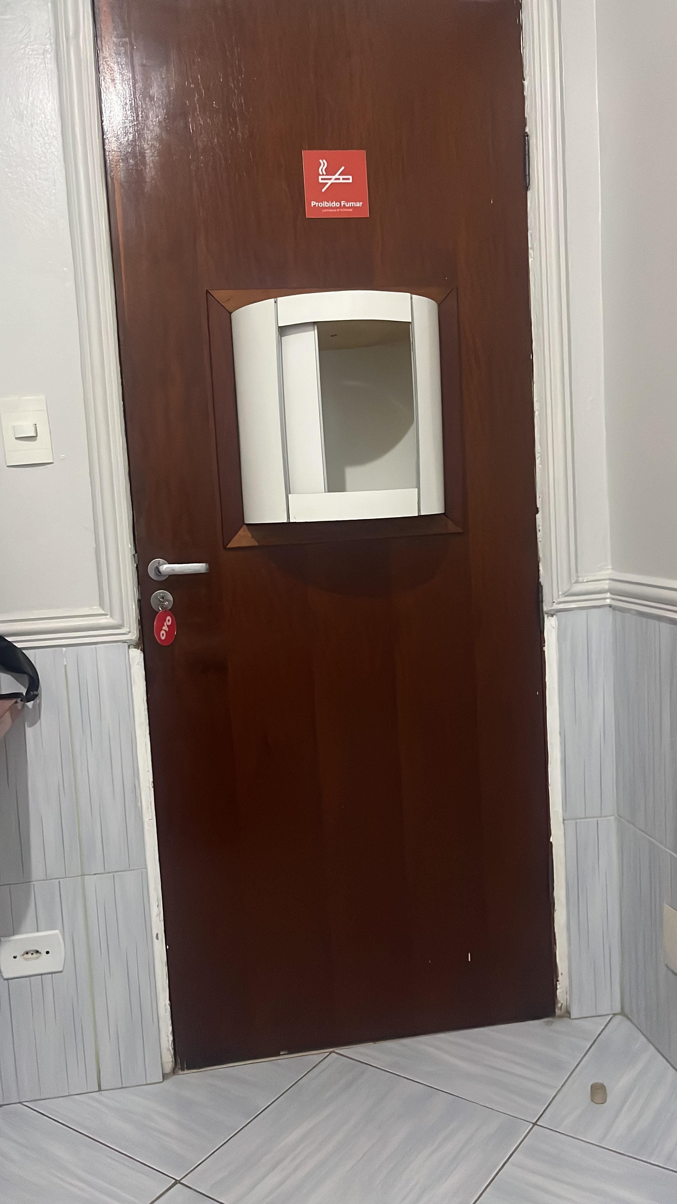 Porta com acessório de motel, quando na descrição diz ser hotel.